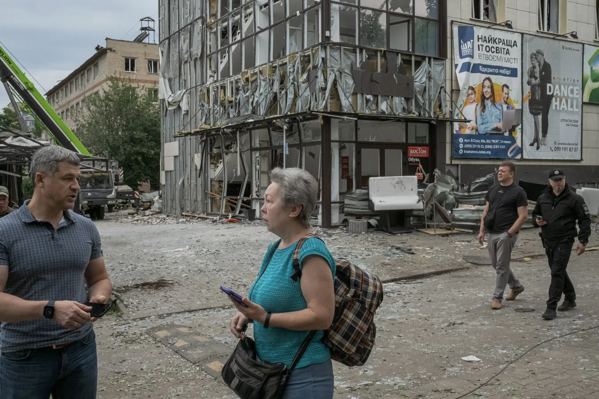 Зруйнований комплекс у Краматорську, східна Україна, 28 червня, поруч із популярною піцерією, яку обстріляли напередодні ввечері.